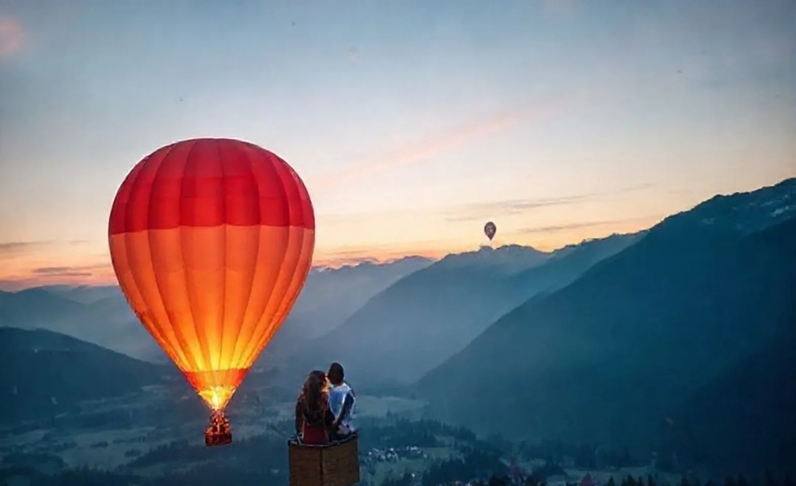 Romantic balloon flight Switzerland